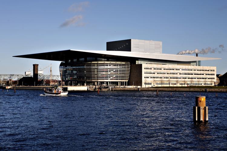 Brev. I dette åbne brev beder kunstnerne ved Det Kgl. Teater offentligt om hjælp hos Mærsk Mc-Kinney Møller. 