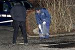 BENZINANGREB. Kriminalteknikere undersøger gerningsstedet, hvor en russisk mand blev ramt af benzin, som der blev sat ild til. 