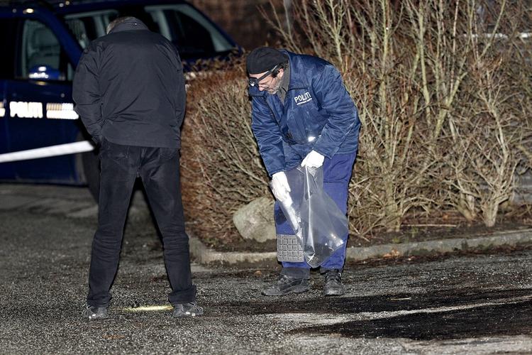 BENZINANGREB. Kriminalteknikere undersøger gerningsstedet, hvor en russisk mand blev ramt af benzin, som der blev sat ild til. 