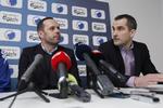 OPBAKNING. FCK's direktør Anders Hørsholt (th) har tillid til, at Carsten V. Jensen (tv)kan varetage både tjansen som sportsdirektør og cheftræner. 