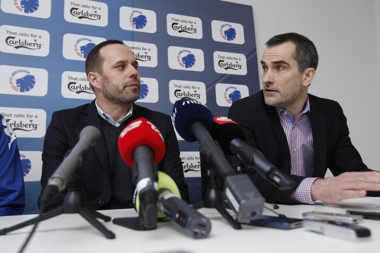 OPBAKNING. FCK's direktør Anders Hørsholt (th) har tillid til, at Carsten V. Jensen (tv)kan varetage både tjansen som sportsdirektør og cheftræner. 