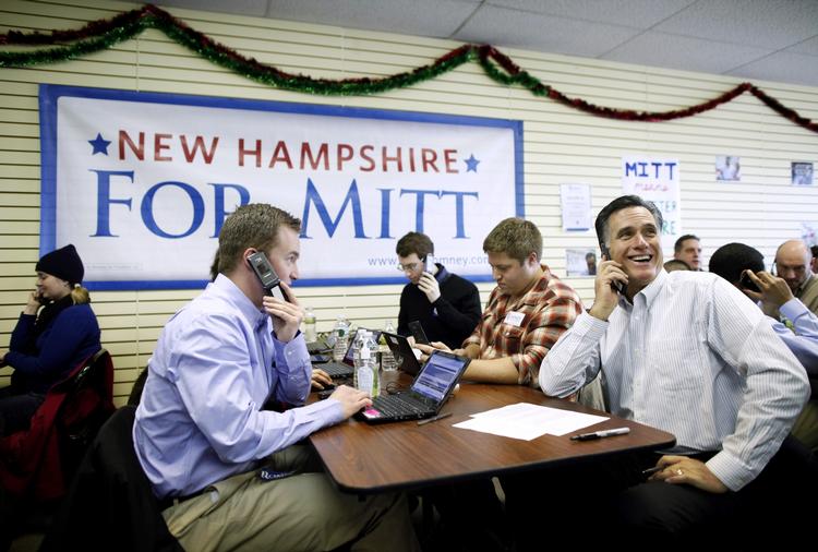 Cirka 30 mennesker - inklusiv Mitt Romney (th.)  - sidder med mobiltelefoner i hånden og ringer rundt for at sikre den tidligere Massachusetts-guvernør stemmer. 