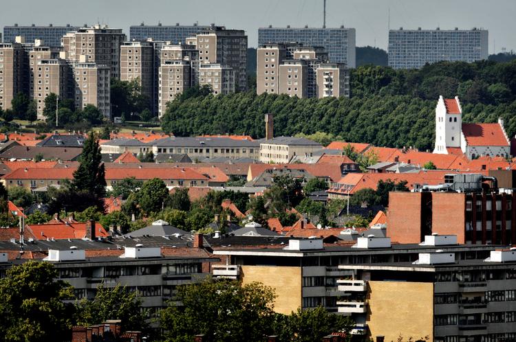 boliger. Ældre vil helst blive boende i deres egen bolig. Men der må gerne være flere penge til at ombygning for at  gøre den bedre egnet til ældre beboere. 