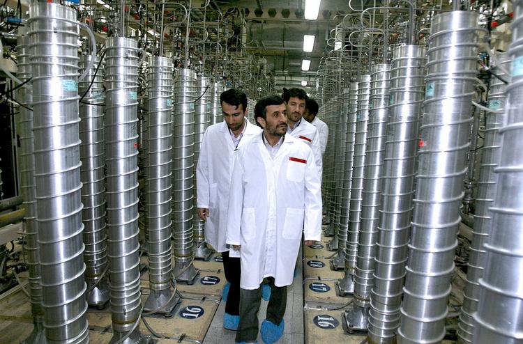 Iranerne er igang med at berige uran på et underjordisk værk. Her ses præsident Mahmoud Ahmadinejad på besøg på værket i Natanz. 
