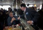 Hejsa. Ken Hepworth, en lokal borger i Derry, fik pludselig mulighed for at møde præsidentkandidat Rick Santorum. 