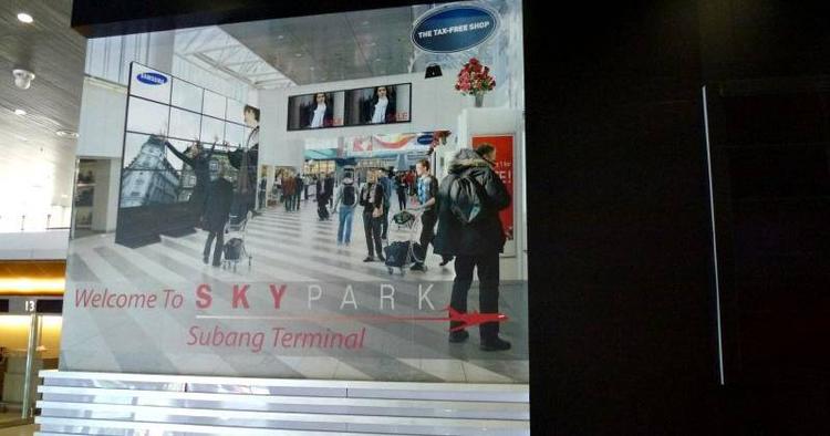 SNYD. Det er 35 graders varme ude, men de rejsende i Malaysias Subang-lufthavn er varmt klædt på. Måske fordi billedet stammer fra Kastrup. 