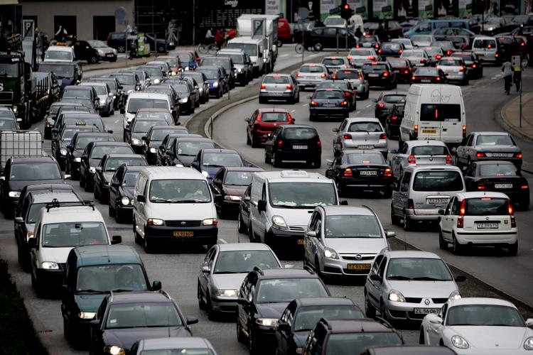 Kø. Bilister vil reagere forskelligt, hvis betalingsringen bliver en realitet, skriver Kraka: Nogle vil blive i bilerne, mens andre vil skifte transportform. Men brugen af kollektiv transport vil kun stige med 1,5 procent, målt i passagerkilometer. 