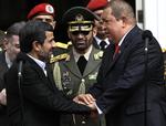STATSBESØG. Irans Ahmadinejad (TV) og Venezuelas Hugo Chavez er forenet af en fælles animositet mod USA. Her er parret fotograferet under Ahmadinejads besøg i Caracas. 