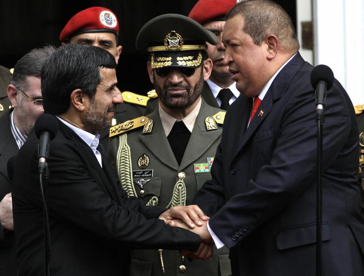 STATSBESØG. Irans Ahmadinejad (TV) og Venezuelas Hugo Chavez er forenet af en fælles animositet mod USA. Her er parret fotograferet under Ahmadinejads besøg i Caracas. 