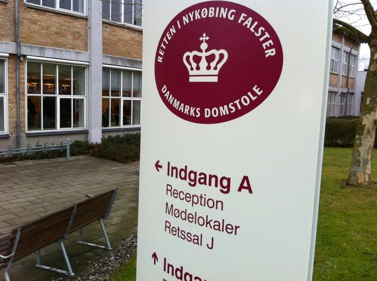 Udsat. Retssagen mod to plejeforældre fra Mern er blevet udsat, da plejefaderen er blevet syg. 
