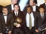 prisvindere. Ved mandagens prisoverrækkelse fik Lionel Messi (tv.) Fifa's gyldne bold, Neymar (th) prisen for årets mål og begge en krammer af Pelé. 
