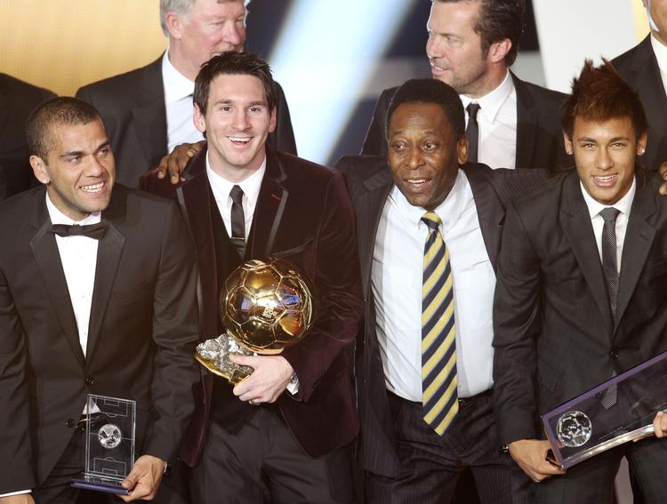 prisvindere. Ved mandagens prisoverrækkelse fik Lionel Messi (tv.) Fifa's gyldne bold, Neymar (th) prisen for årets mål og begge en krammer af Pelé. 