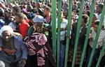 Trængsel. Unge sydafrikanere og deres forældre står i kø for at få del i de få universitetspladser, der fortsat er ubesatte i Sydafrika, som er plaget af høj arbejdsløshed. 