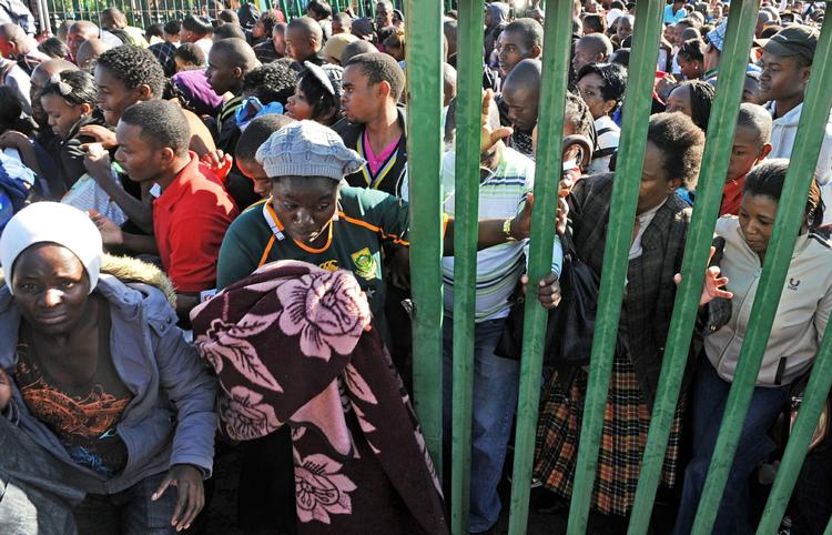 Trængsel. Unge sydafrikanere og deres forældre står i kø for at få del i de få universitetspladser, der fortsat er ubesatte i Sydafrika, som er plaget af høj arbejdsløshed. 