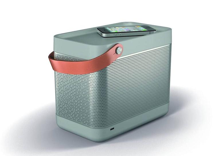 RETRO. Beolit 12 er et designmæssigt tilbageblik på tressernes populære Beolit transistorradioer fra B&amp;O. 