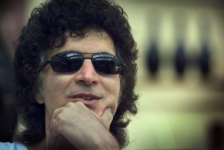 Surt. Gino Vannelli aflyser de planlagte koncerter i Danmark, da han ikke må flyve på grund af en høreskade. 