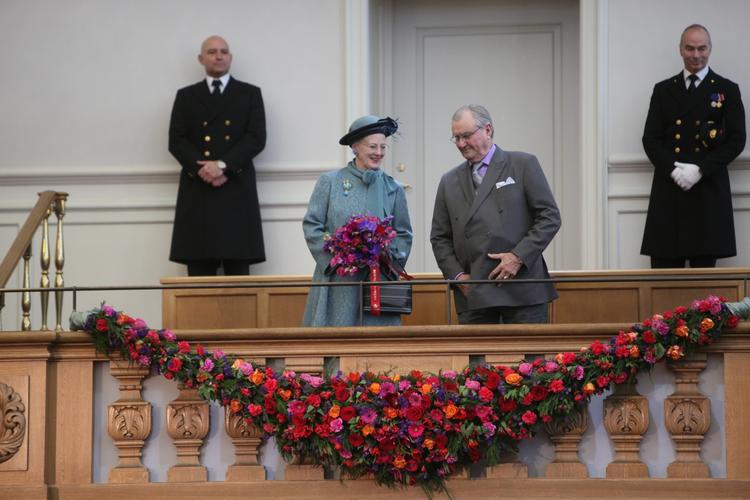 Jubilar. Dronning Margrethe og prins Henrik sætter sig til rette på de kongelige tilhørerpladser i Folketinget. 