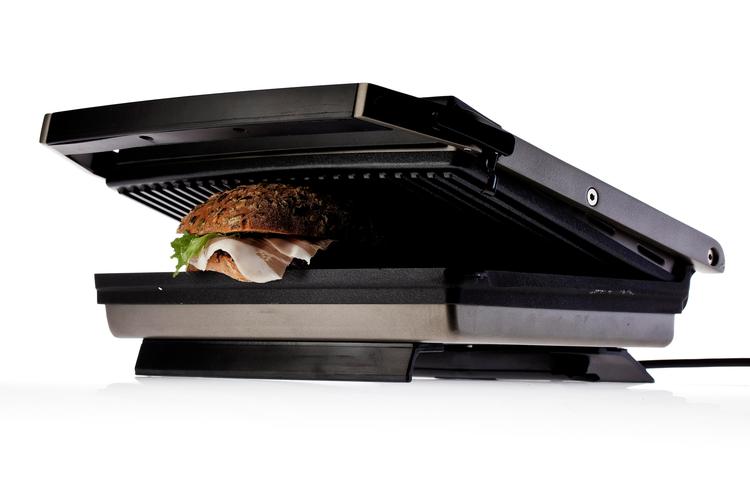 TOP.  En bordgrill er særdeles velegnet til at lave pariser toast på. Den store overflade giver en ensartet sprød overflade. 