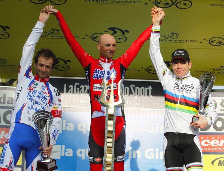 udelukket. Blandt triumferne for Stefano Garzelli (i midten) er sejren i Tirreno-Adriatico i 2010, da han vandt foran Michel Scarponi (tv) og Cadel Evans (th.). 