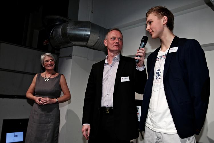FUND. Mellem jul og nytår var Viktor Axelsen til fest i forbindelse med kåringen af Årets Fund, hvor 2010-vinderen (th.) mødte 40-årsjubilaren Anne Berglund og blev interviewet af Politikens sportsredaktør, Søren Mikael-Hansen. 