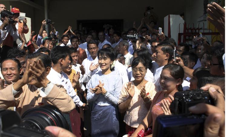 Oppositionsleder. I midten ses Aung San Suu Kyi i sidste uge, da hendes parti fejrede at det var valgbart. 