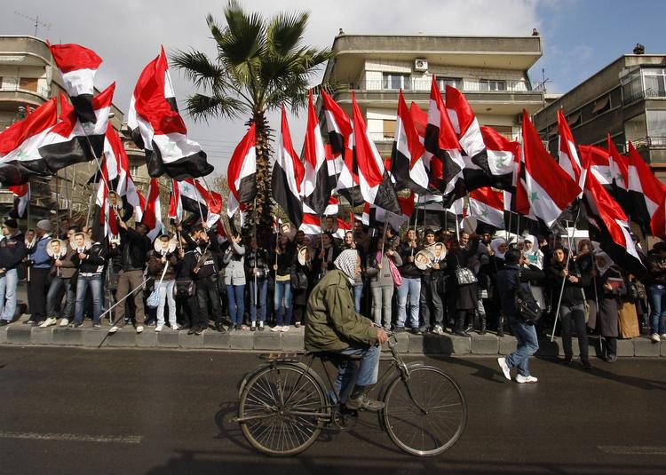 Pro-assad. Tilhængere af Bashar al-Assad demonstrerer i dag i Damaskus, efter 26 mennesker blev dræbt af en selvmordsbomber fredag. 