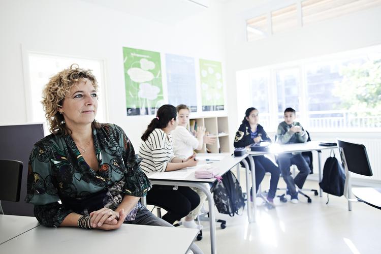 Tradition. Børne- og undervisningsminister, Christine Antorini, vil ikke lave regler for, om folkeskoler må pille vers ud af julesalmerne for tosprogede børns skyld. 