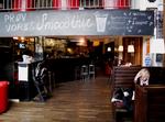 Ommøbleret. Cafelokalet runde borde er erstattet af båse på amerikansk dinermanér. 