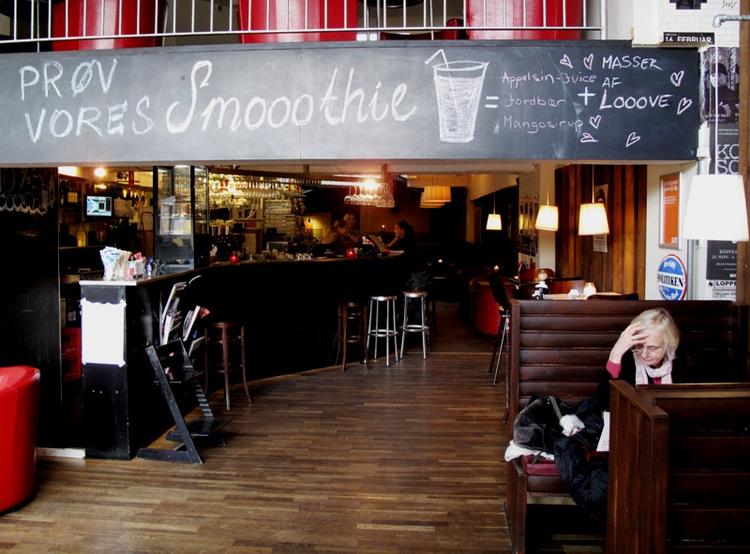 Ommøbleret. Cafelokalet runde borde er erstattet af båse på amerikansk dinermanér. 