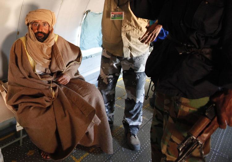Fanget. Efter måneder på flugt havde Saif al-Islam Gaddafi ikke flere udveje. Her har hans overmænd sat ham på et fly i byen Zintan. 