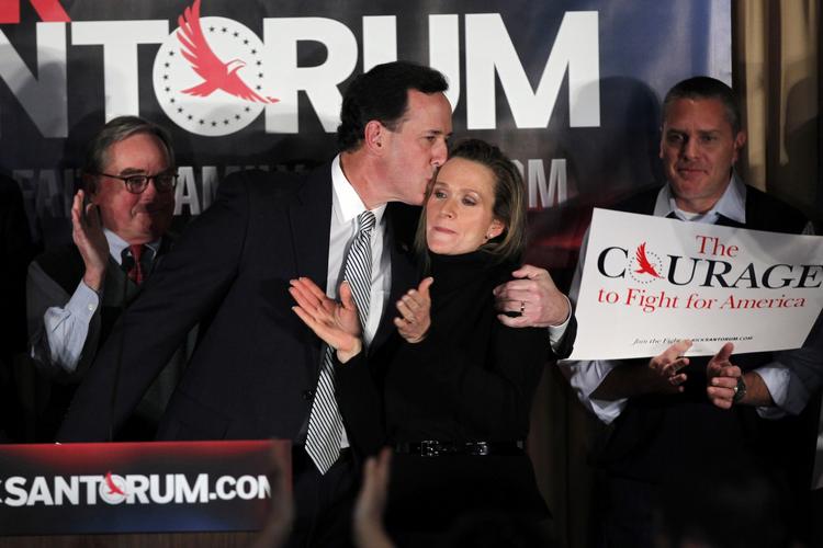 Kærlig. Rick Santorum kysser sin kone, Karen, inden en  tale på den lange valgnat. 