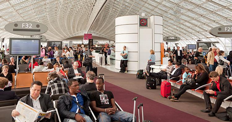 PROPPET. Paris' største lufthavn har aldrig været nem at finde rundt i. Nu kan man få hjælp af en personlig assistent. 