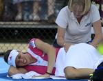 UDE. Rygproblemer måtte behandles, da Andrea Petkovic i Sydney tabte til Agnieszka Radwanska - som i dag møder Caroline Wozniacki. 