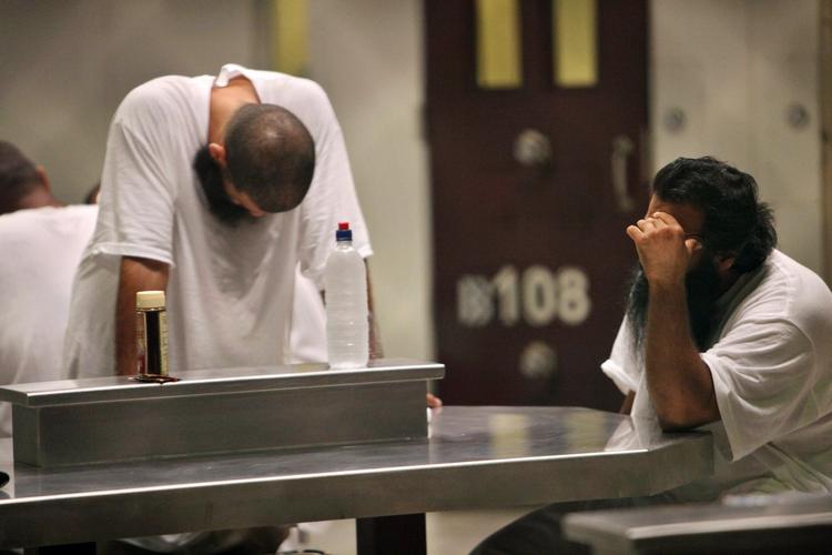 interneret. 779 mænd har siddet i Guantánamo-lejren, siden den blev oprettet for ti år siden. 