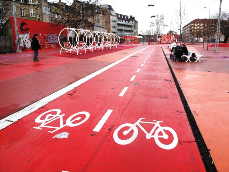 Stop! Den smarte nye cykelsti i den ny park Superkilen på Nørrebro er spejlglat i vådt vejr. Nu overvejes det at skifte belægningen ud, før parken overhovedet er åbnet officielt. 