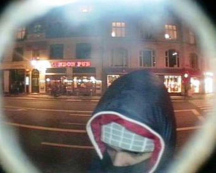 DRABSMAND? Her ses en af de mænd, politiet mistænker for drabet på en ældre kvinde i Mørkhøj. Manden er fotograferet i færd med at hæve penge fra offerets bankkonto. 