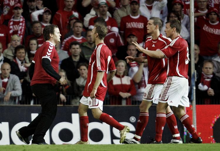 Afbrydelse. I juni 2007 løb RN ind på banen i 88. minut af en landskamp mellem Danmark og Sverige, efter den tyske dommer Herbert Fandel havde dømt straffespark til svenskerne ved stillingen 3-3. Kampen blev afbrudt, og baneløberen blev landskendt. 