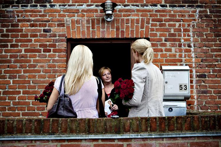 Besøg. Under valgkampen i august var Helle Thorning-Schmidt forbi Christina Juhls hus i Valby for at dele roser ud (øverst). 