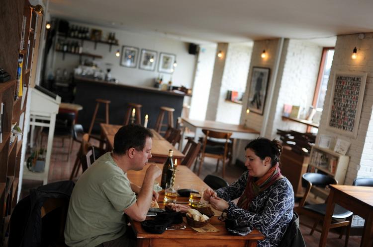 Husly. Ryesgades populære bogcafe rykker ind hos en kaffebar på Nansensgade, mens skybrudsskader bliver udbedret. 