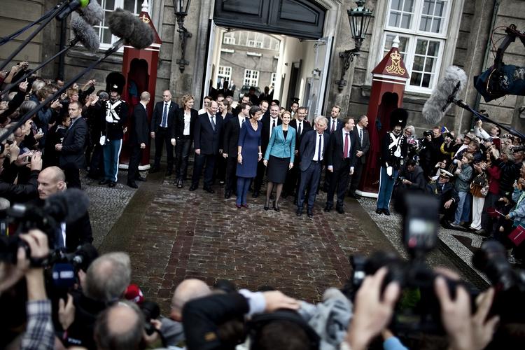 Dom. Der var store smil, da Danmarks nye regering blev præsenteret med Helle Thorning-Schmidt i front. Men hvem smiler mest, efter at have fået læsernes dom? 