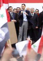tale. Bashar al-Assad taler foran flere tusinde tilhængere i Damaskus. 