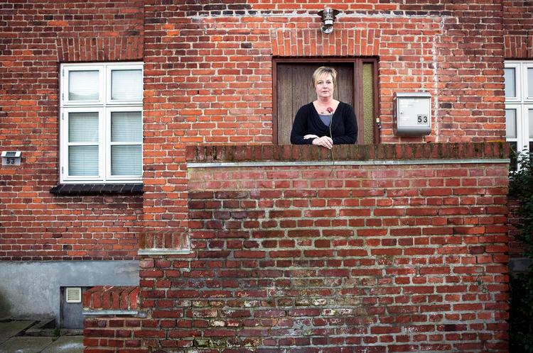 besøgt. Christina Juhl foran sit hus i Valby. Under valgkampen fik hun besøg af Helle Thorning-Schmidt, da hun besøgte bydelen for at dele røde roser ud og fiske stemmer. 