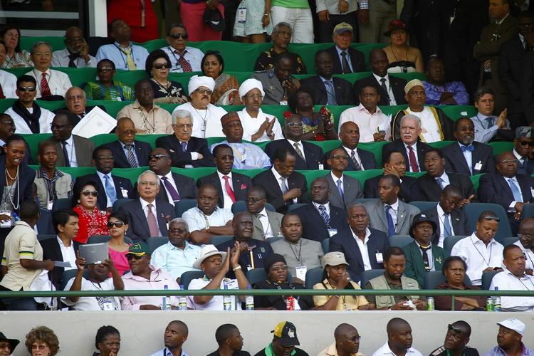Fødseldag. Adskillige af de mange udenlandske VIP'er, som sidder bænket her under fejringen af ANC's 100 års fødselsdag, havde ikke så meget at smile af. 