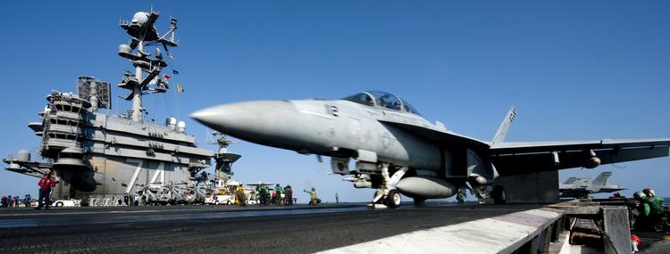 kampklar. USA har flere krigsskibe i området. Billedet fra, der er taget i sidste uge, viser et F/A-18F Super Hornet-kampfly om bord på hangarskibet 'USS John C. Stennis', som ifølge oplysningerne på det tidspunkt befandt sig et eller andet sted i Det Arabiske Hav mellem Afrikas Horn og Sri Lanka. 