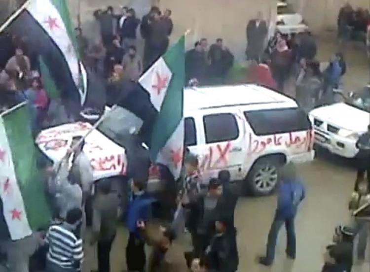 Graffiti. En amatørvideo slap i går ud fra Syrien. Den viser blandt andet en observatør-bil, der er overtegnet med graffiti på, der angiveligt betyder »skrid«. 