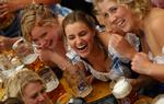 Høstak. Tænk hvis du blev milliardær, hvis du blot fandt det rette hår på en af disse tre søde Oktoberfest-tøser. Det gør du ikke. Der skal nemlig stå 700 blondiner, før sandsynlighedesforholdet er det rette. Men gad vide, om man så egentlig tænkte så meget på Lotto mere..? 