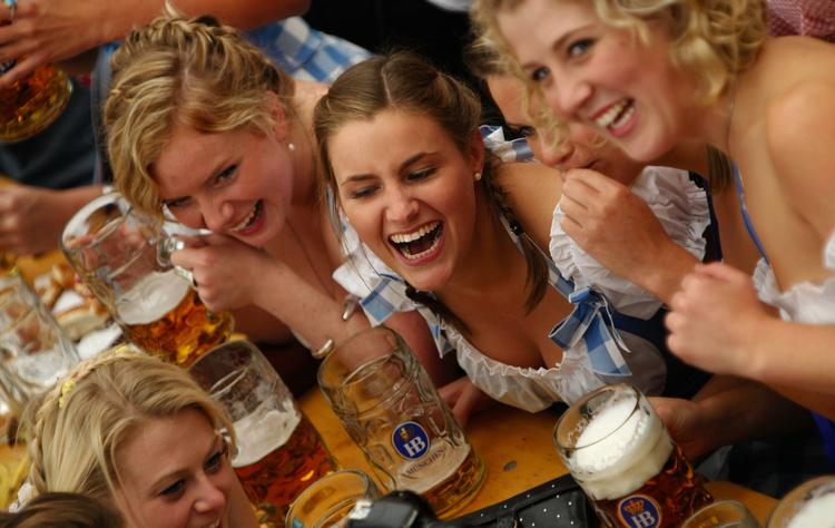 Høstak. Tænk hvis du blev milliardær, hvis du blot fandt det rette hår på en af disse tre søde Oktoberfest-tøser. Det gør du ikke. Der skal nemlig stå 700 blondiner, før sandsynlighedesforholdet er det rette. Men gad vide, om man så egentlig tænkte så meget på Lotto mere..? 