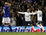 2-0. Med en sejr over Everton er målscorer Aaron Lennonm (i midten) og Luka Modric (th.) kommet helt op i hælene på topholdet. 