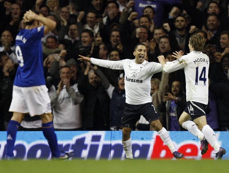 2-0. Med en sejr over Everton er målscorer Aaron Lennonm (i midten) og Luka Modric (th.) kommet helt op i hælene på topholdet. 