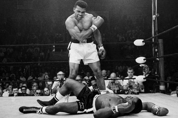 25 maj 1965 vinder Muhammae Ali over udfordreren Sonny Liston på ko i første omgang i en kamp i Lewiston, Maine. 